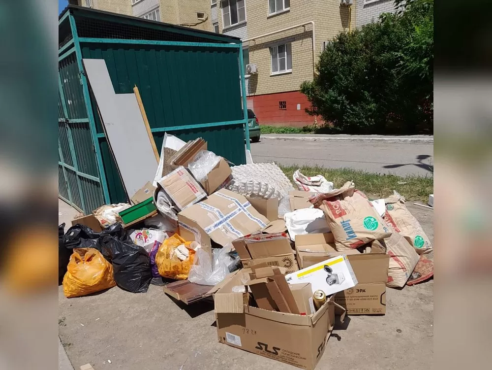 Астраханские дворы из Советского района обрастают мусорными кучами