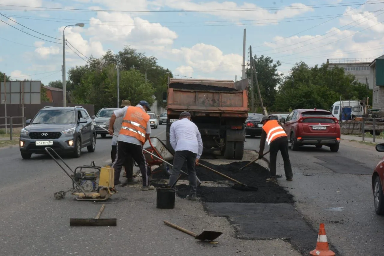 На астраханском мосту уложили 100 квадратных метров асфальта