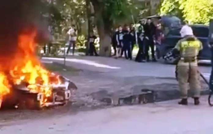 В Астрахани подожгли украинский седан и японский кроссовер