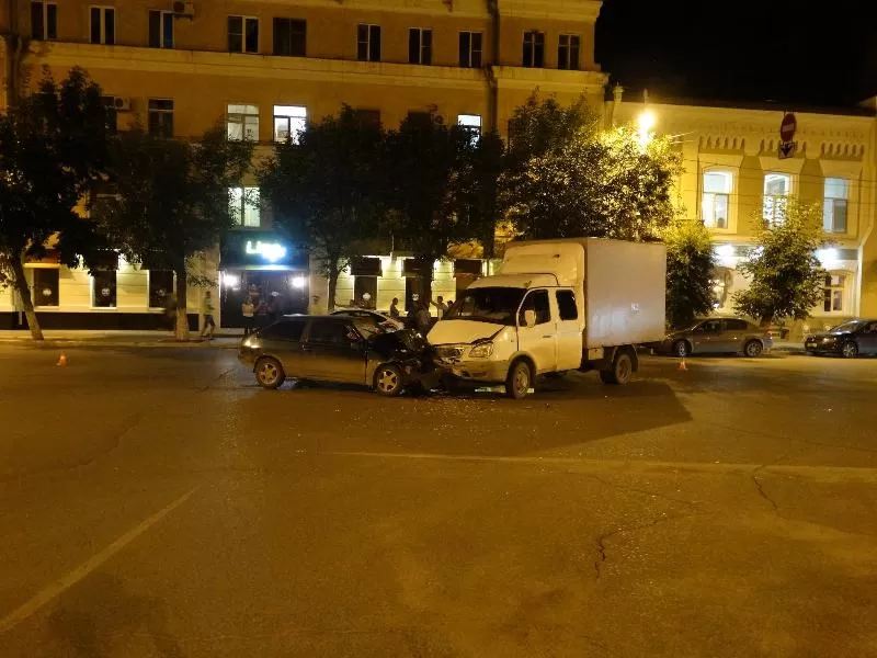 В центре Астрахани столкнулись грузовик и легковушка: двое в больнице