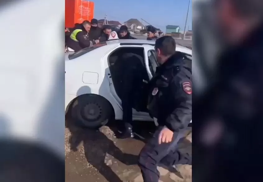 В Астрахани полицейским пришлось гнаться за таксистом с оружием: видео