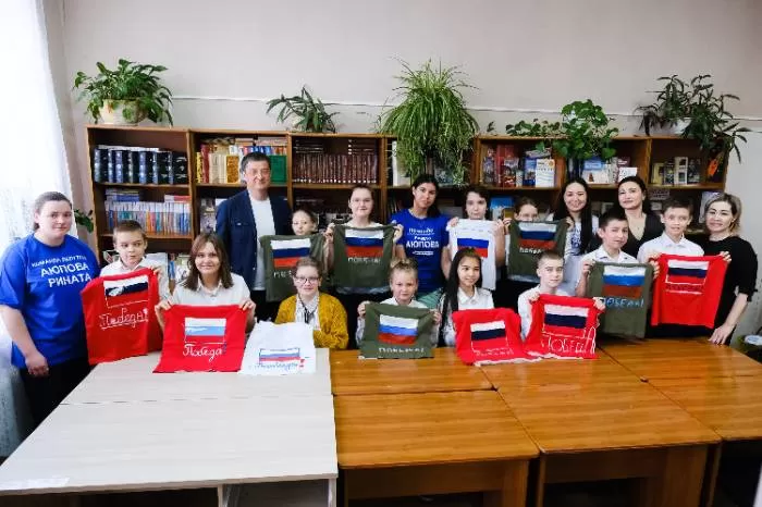 Астраханские школьники расписали футболки для бойцов-участников СВО