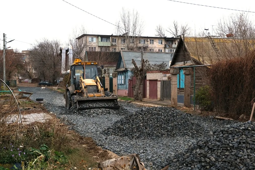 После масштабного коммунального ремонта на астраханской улице восстанавливают асфальт 