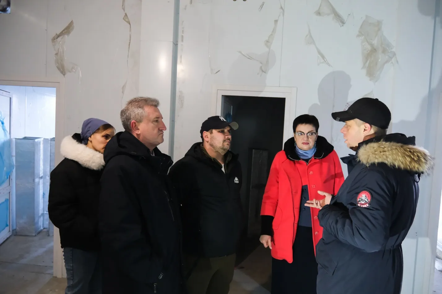 Депутаты астраханской облдумы проконтролировали строительство больницы в поселке Красные Баррикады