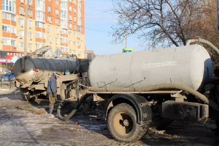 В Астрахани всерьез приступают к ликвидации одного из провалов на канализации. И это не инфраструктурный кредит