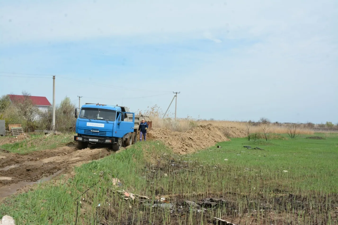 В Астрахани начали укреплять берега и дороги перед паводком