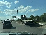 Грузовик пробил ограждение на Новом мосту в Астрахани