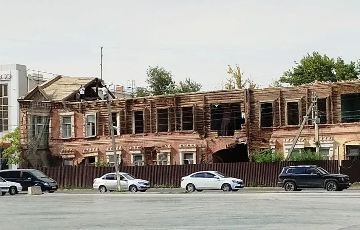 Печально известному полуразрушенному дому-памятнику в Астрахани дадут новую жизнь