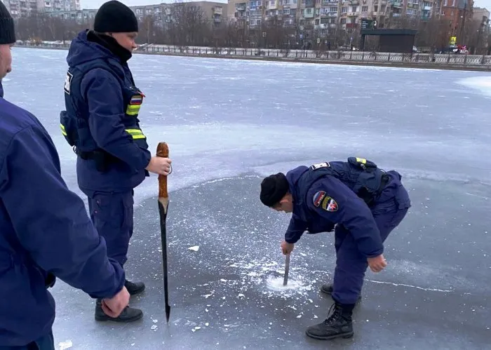 Лед на водоемах и каналах Астрахани остается опасно тонким