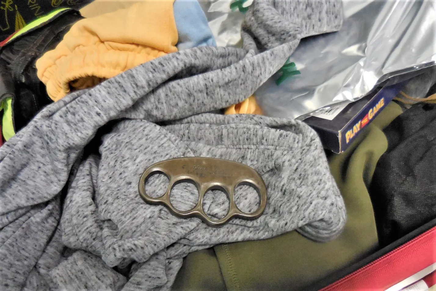 Астраханские таможенники обнаружили холодное оружие в чемодане туриста