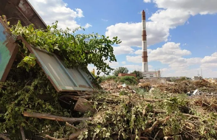 В Астрахани зафиксировали незаконный сброс стройотходов на территории микрорайона Бабаевского