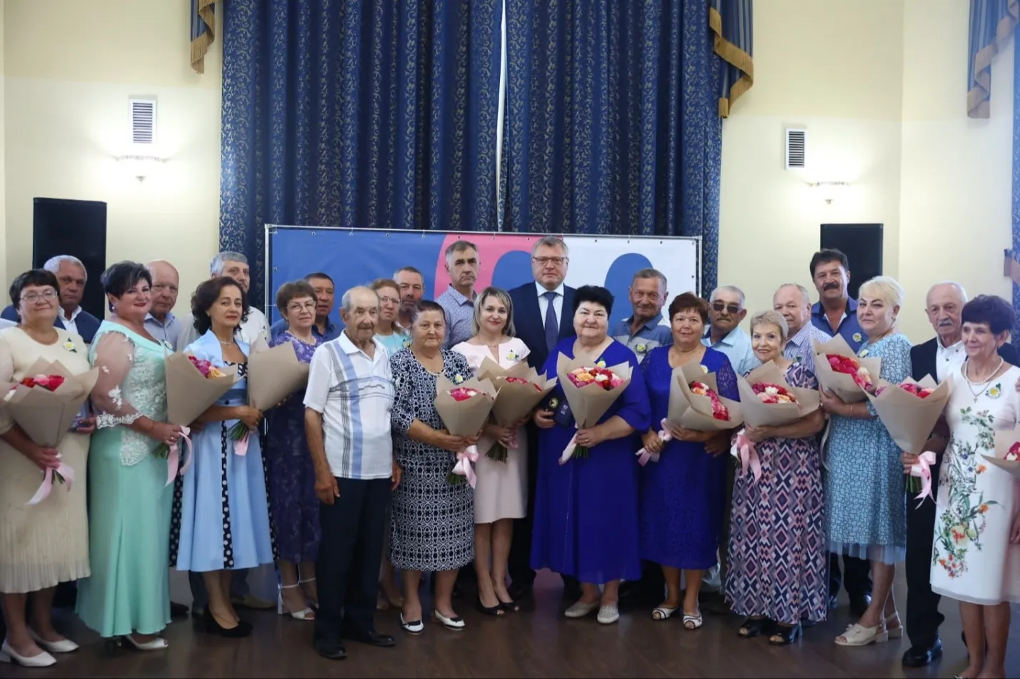 Шестнадцать астраханских семей получили награды в День семьи, любви и верности