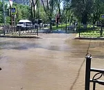 Улицу Савушкина в Астрахани заливает горячей водой