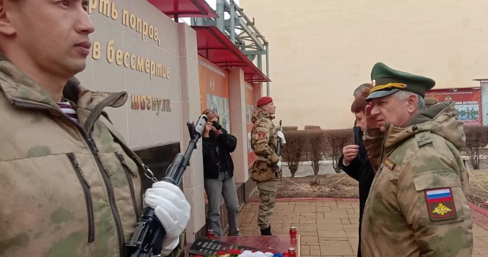 Память погибших военнослужащих Росгвардии почтили в Астрахани 