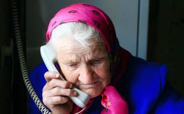 За один день телефонные мошенники похитили более 200 000 рублей у 99- и 97-летних астраханок