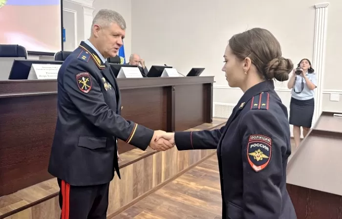 Ряды астраханской полиции пополнили 35 выпускников вузов МВД