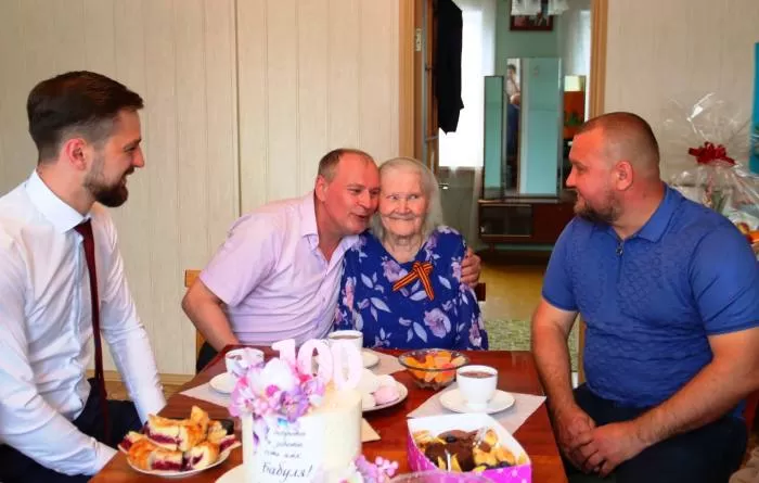 В Астрахани учительницу географии поздравили со 100-летним юбилеем