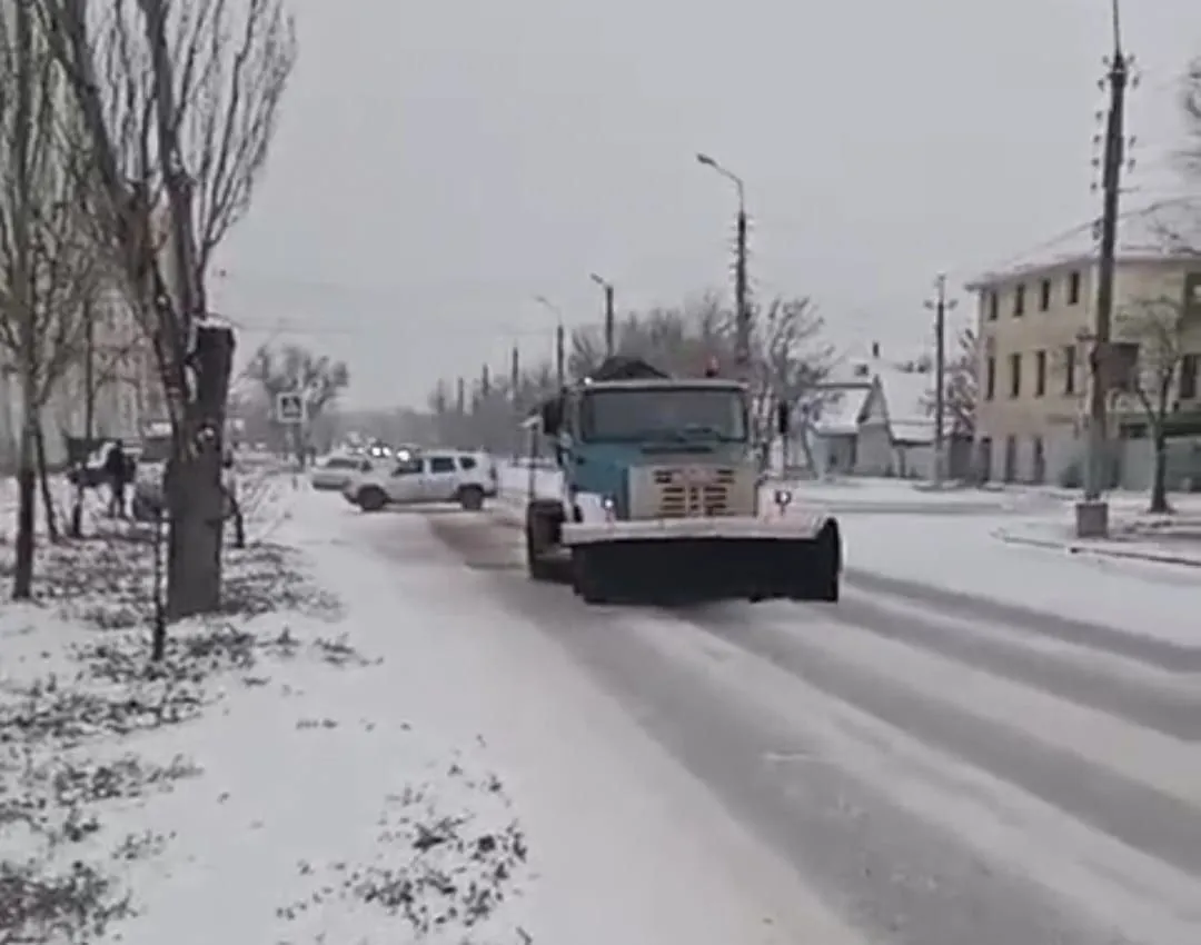 В Астрахани идет непрерывная борьба со снегом