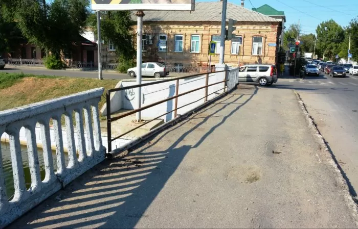 В Астрахани меньше чем за сутки восстановили на Троицком мосту ограждение, снесенное «Ладой»