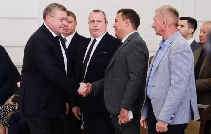 Астраханский губернатор наградил лучших работников дорожного хозяйства в канун их профессионального праздника 