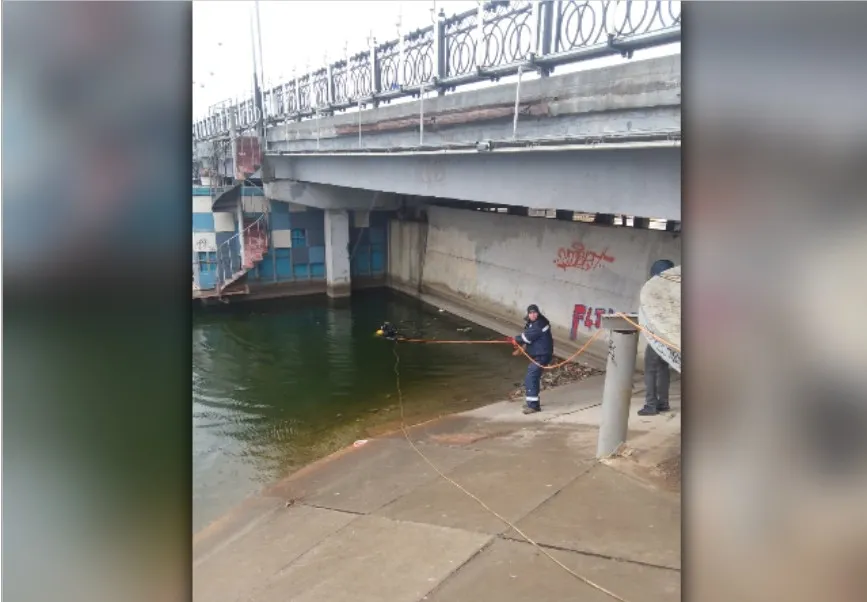 В центре Астрахани из Кутума достали тело 