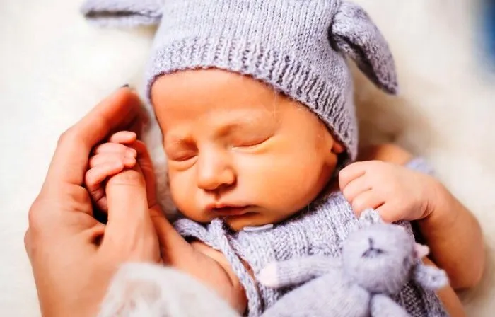 Под Астраханью на улице нашли новорожденного ребенка без родителей