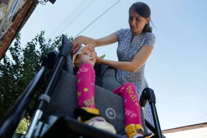 Домик на колесах для особенных детей: ЛУКОЙЛ подарил астраханским семьям новые коляски