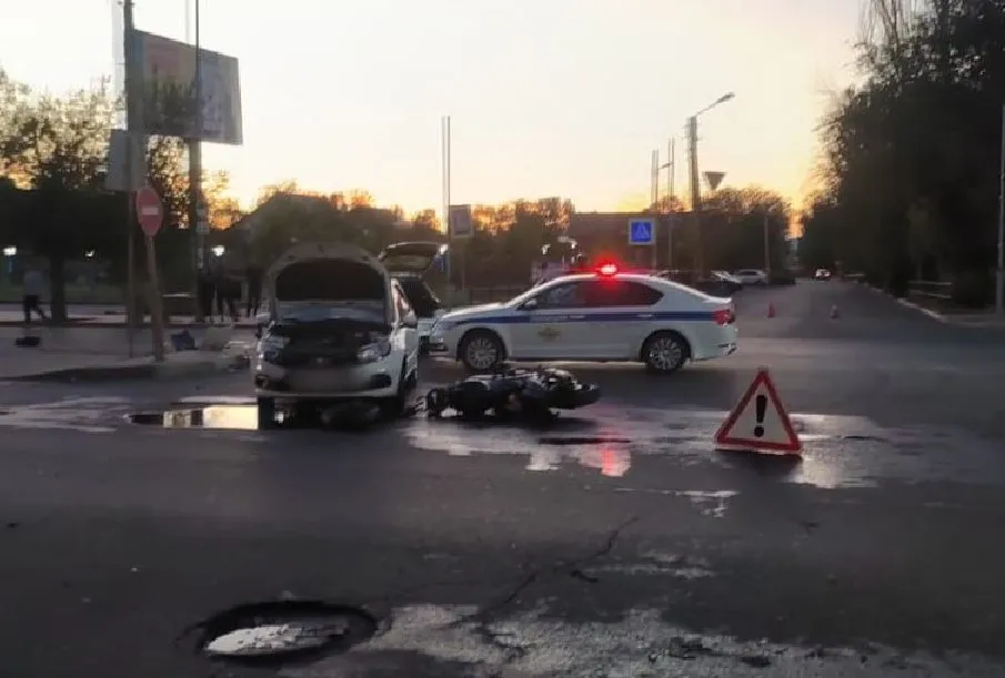 В Астрахани мотоциклиста увезли в больницу после ДТП на перекрестке