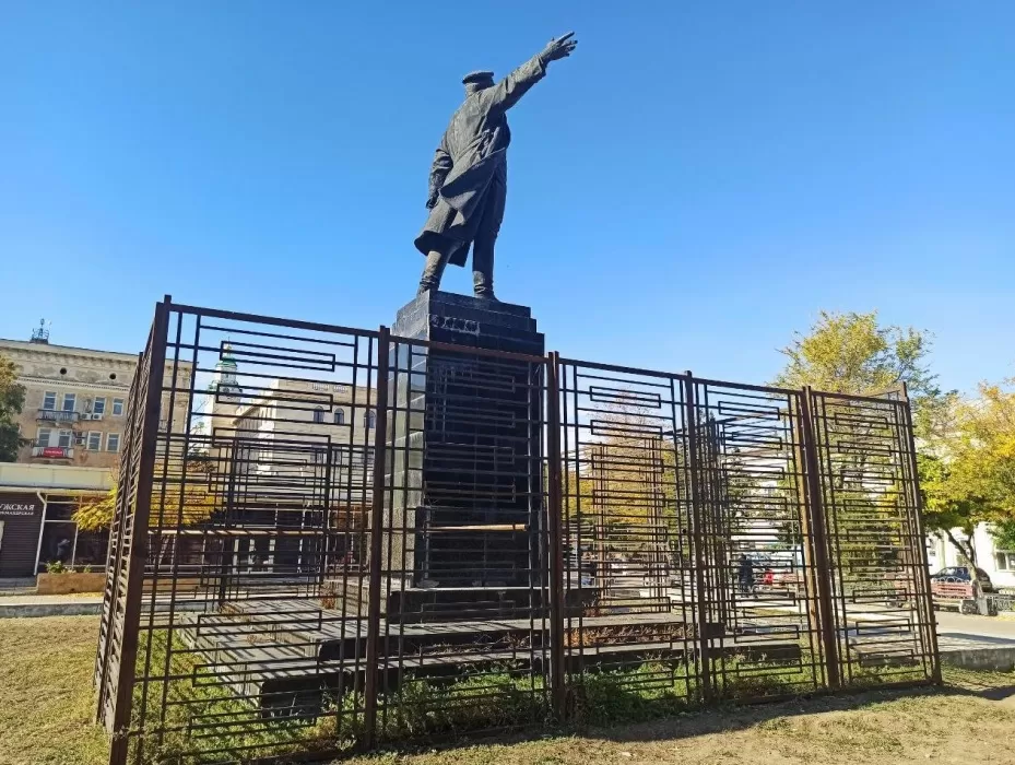 Астраханский памятник Кирову два года за решеткой и зарастает чертополохом