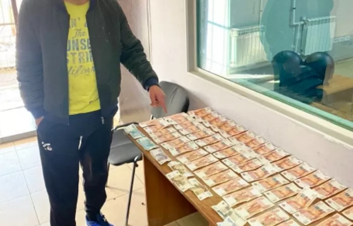 В Астрахани мужчину попросили купить сигареты, а тот снял с чужой карты более 400 тысяч рублей 