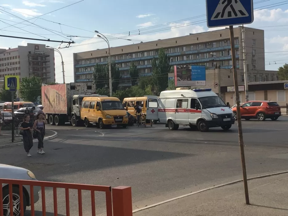 В Астрахани под колеса маршрутки на переходе попал пешеход
