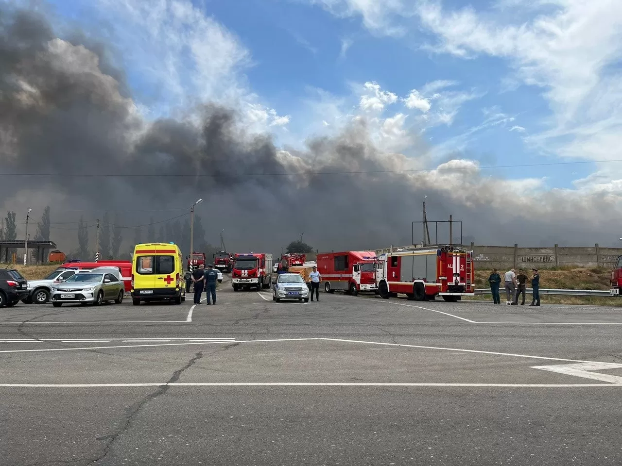 Пожар с мусорной свалки в Астрахани, загоревшейся в третий раз за месяц,  перекинулся на здания