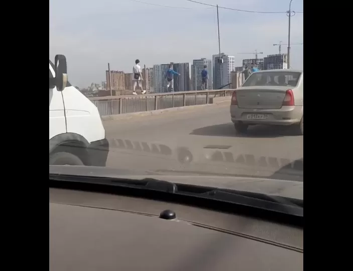 В Астрахани сняли на видео опасные игры подростков на Старом мосту