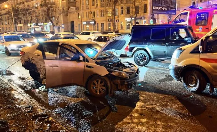 В центре Астрахани произошло крупное ДТП с участием четырех машин. Двое пострадавших