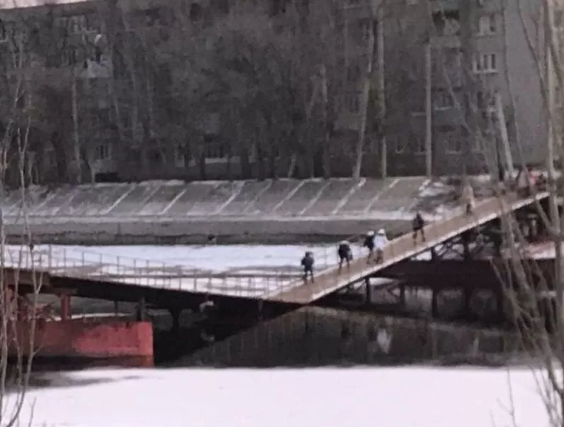 Пешеходный мост на десятке в Астрахани пошел ко дну