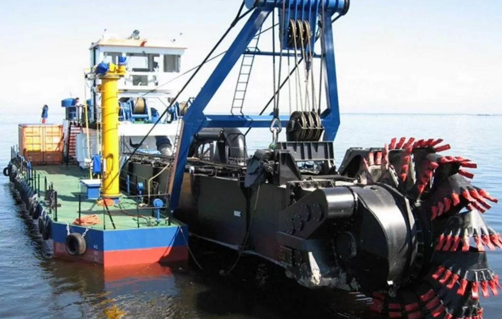 Потерявшуюся на Каспии яхту обнаружил в Волго-Каспийском канале земснаряд, занятый дноуглублением