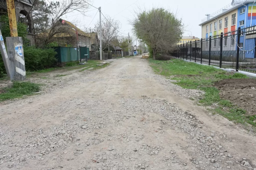 Игорь Седов обратил внимание на отсутствие тротуара у строящегося детского сада в Астрахани