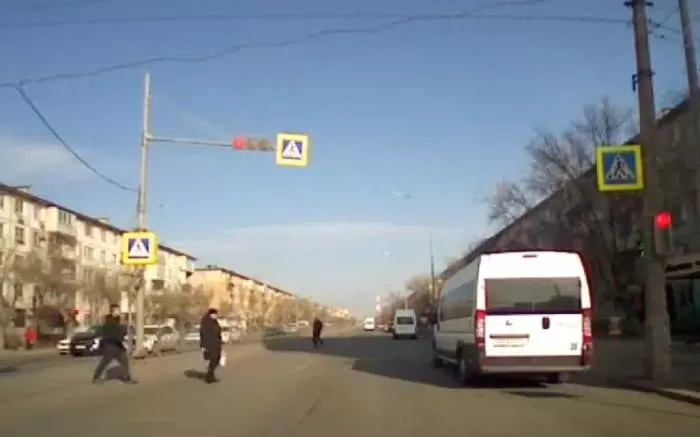 В Астрахани маршрутка проскочила на красный свет перед носом у пешеходов