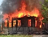 На севере Астраханской области подожгли два жилых дома и две хозпостройки