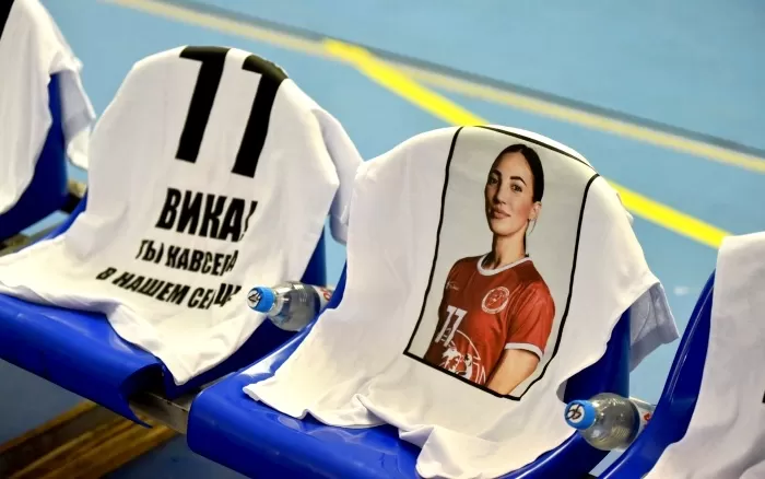 «Вика! Ты в нашем сердце навсегда»: память погибшей гандболистки «Астраханочки» почтили в российской Суперлиге