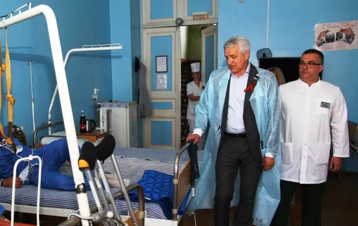 Леонид Огуль посетил раненых бойцов СВО в астраханском госпитале и поздравил с наступающим Днем Победы