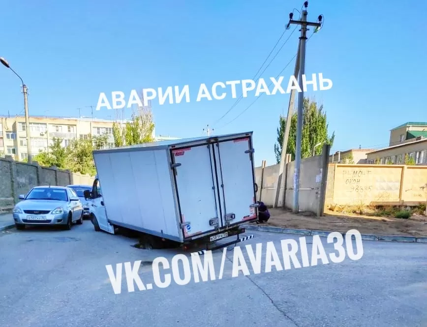 В Астрахани в асфальт провалилась еще одна машина