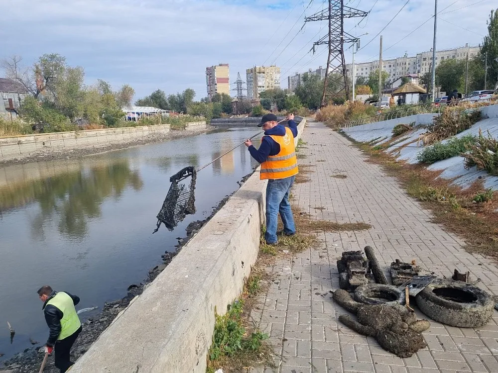 Диван, холодильник и старый телевизор нашли на дне астраханских каналов