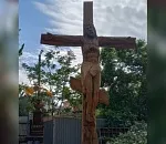 Во дворе одного из домов в центре Астрахани установили поклонный крест