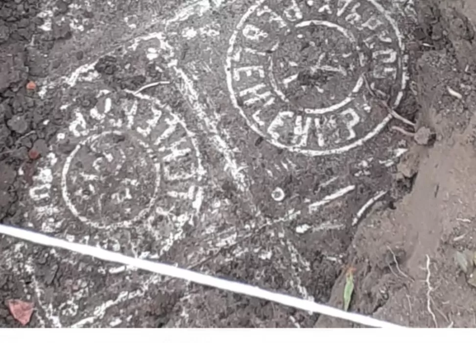 При закладке Аллеи Жириновского нашли антикварную плитку XIX века с загадочными буквами ХТБЭБ