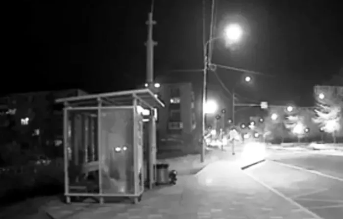 В Астрахани ночью на автобусной остановке двое парней избили двоих и отобрали мобильники