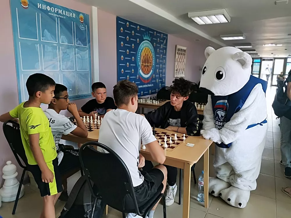 Медведь вручал призы победителям шахматного турнира в Астрахани