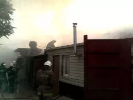 В Астрахани три человека чуть не сгорели в дачном домике