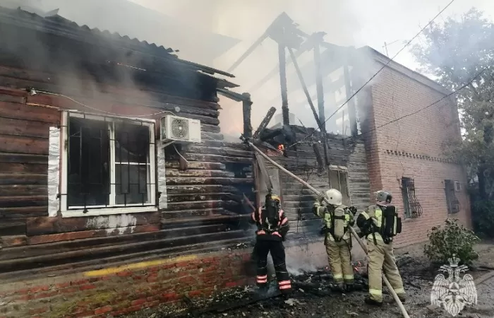 Два с лишним часа тушили крупный пожар в центральной части Астрахани, в котором пылали три жилых дома