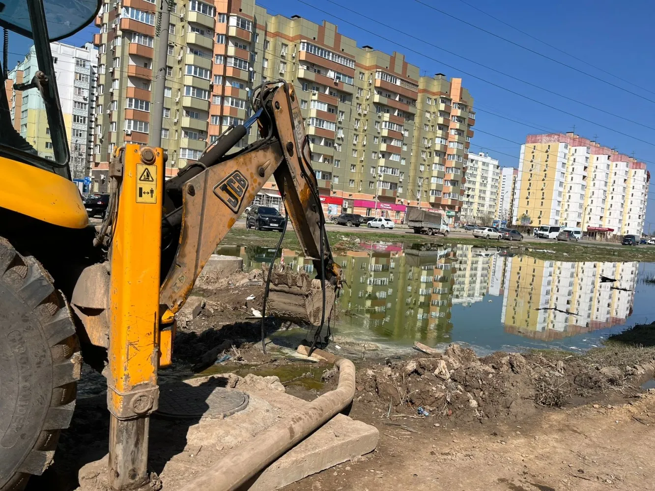 При ликвидации разлива в Астрахани на ул. Куликова повредили газовый трубопровод